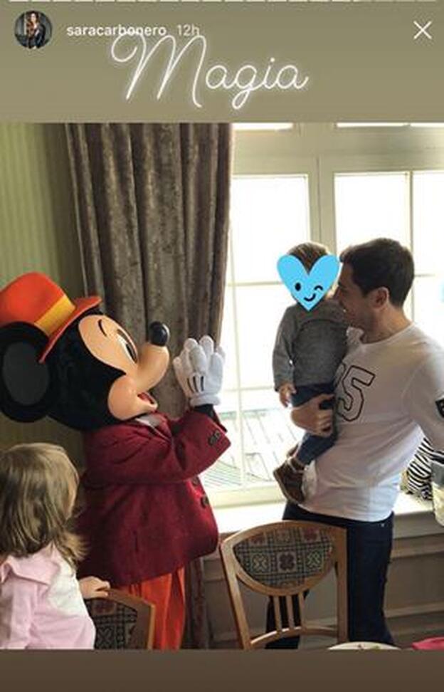 Los hijos de Iker y Sara conocieron a Mickey Mouse.