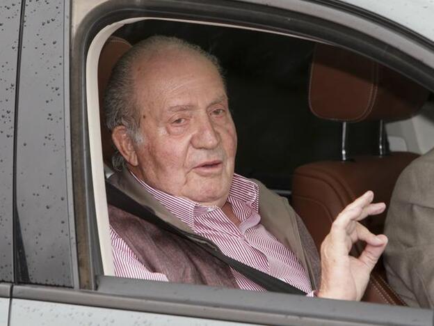 Don Juan Carlos a la salida del hospital./gtres