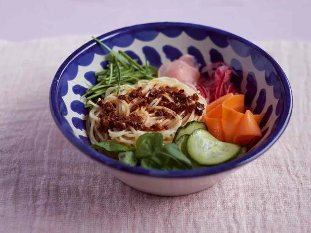 Te invitamos a que pruebes a hacer esta ensalada picante de fideos de arroz y encurtidos./