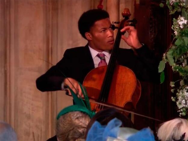 Sheku Kanneh-Maso tocando el violonchelo durante la boda del príncipe Harry y Meghan Markle./twitter.