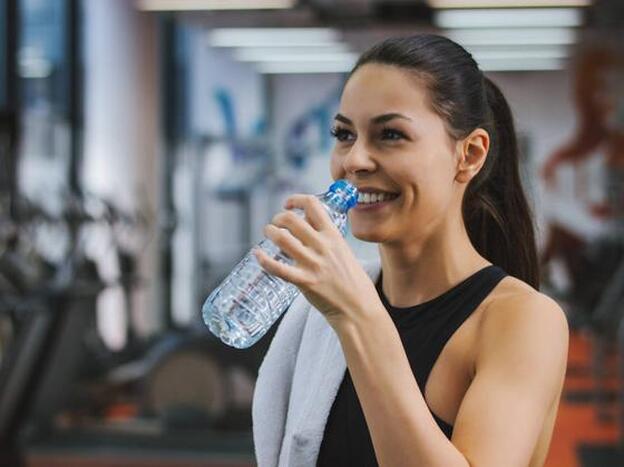 La hidratación es fundamental. Haz click en la imagen para saber cuáles son los mejores alimentos para evitar la retención de líquidos./GTRES