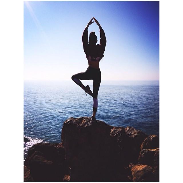 Las famosas y sus mejores posturas de yoga en Instagram: Kendall Jenner
