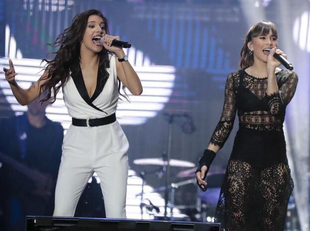 Ana Guerra y Aitana durante el concierto de el Estadio Santiago Bernabéu.