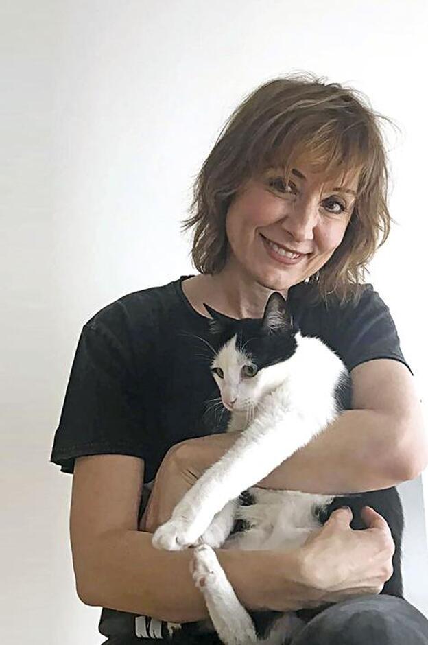 Nathalie Poza posa con una de sus gatas./d.r.