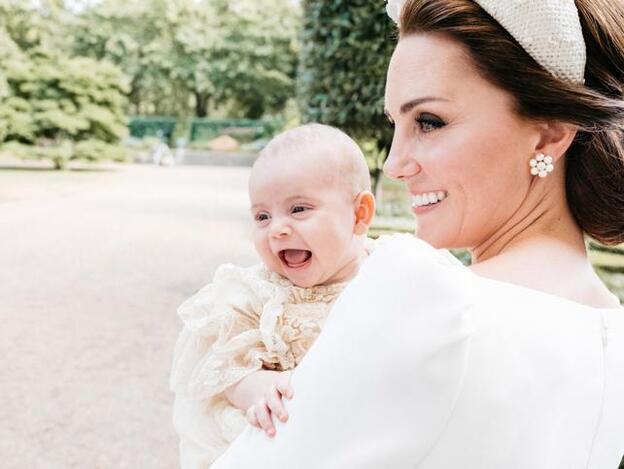 Kate Middleton, duquesa de Cambridge, con su hijo Louis en brazos el día del bautizo del pequeño en una instantánea distribuida por Kensington Palace en Twitter y tomada por el fotógrafo Matt Porteous./gtres