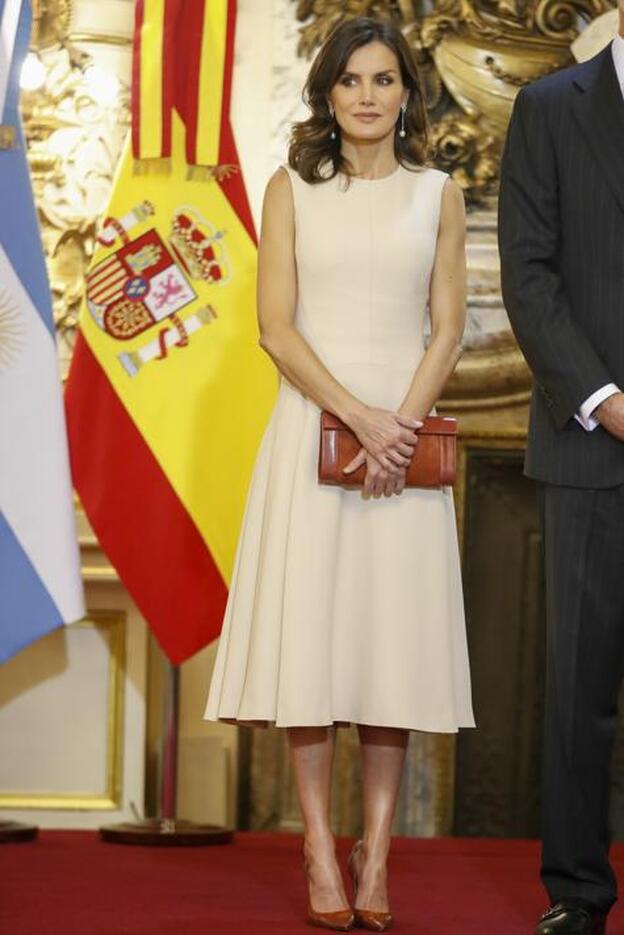 El Primer Duelo De Estilo De La Reina Letizia Y Juliana Awada En