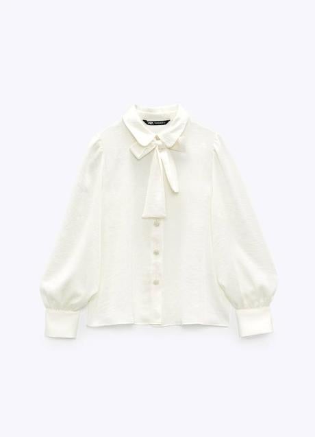 Algunas tallas de la camisa con lazada ya están agotadas