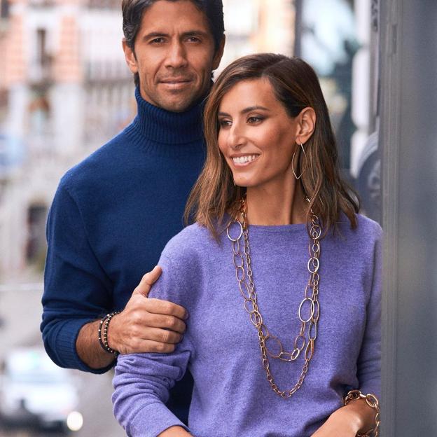 El favorecedor look morado de Ana Boyer que rejuvenece al instante y que puedes comprar muy barato en Zara y Mango
