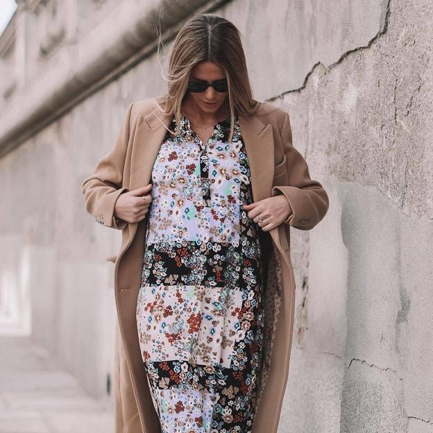 El vestido camisero de flores ponible y cómodo que mejor sienta a cualquier edad es este super barato de Parfois