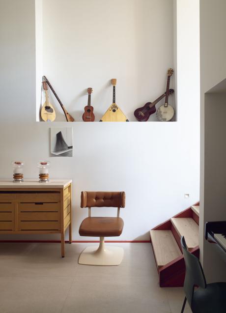 Personalizar los espacios con piezas vintage e identificativas es esencial para el bienestar personal. /