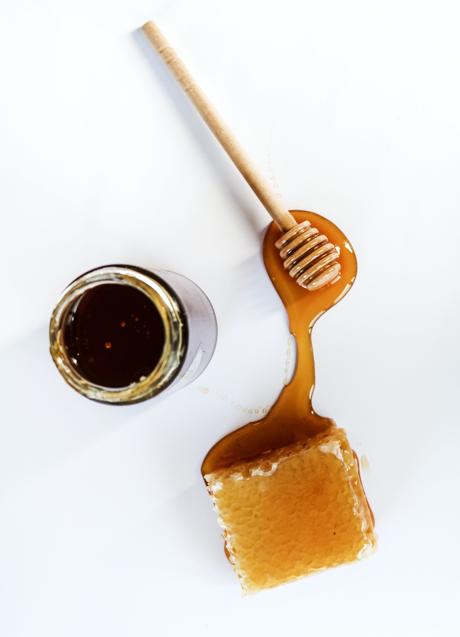 La miel ayuda a conciliar el sueño y mejora el tránsito intestinal/UNSPLASH