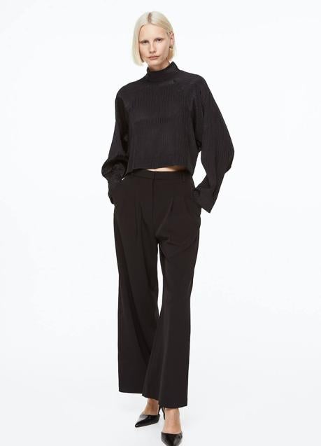 Blusa fluida con cuello elevado