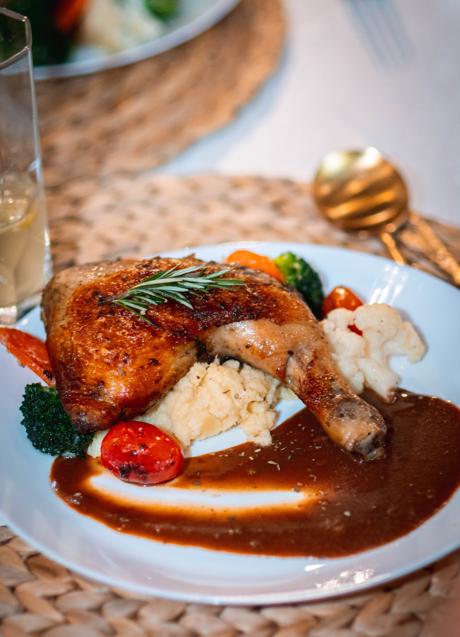 Muslo de pollo con salsa/PEXELS