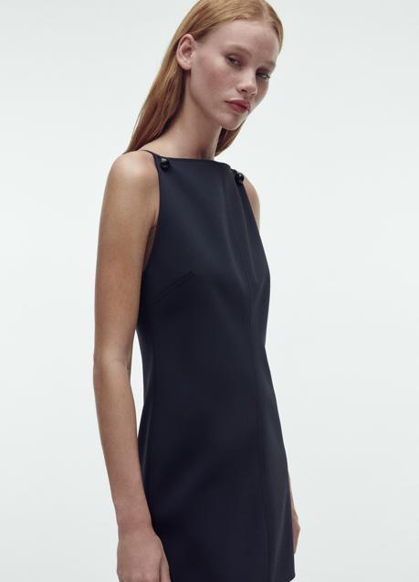 Vestido corto con botones de Zara (39,99 euros)