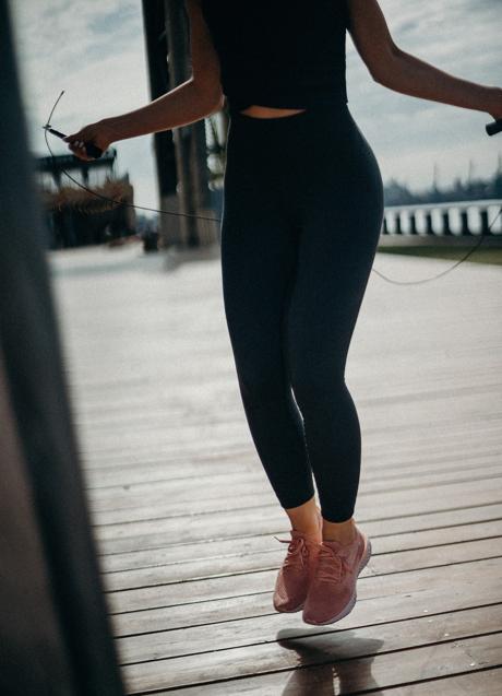 Mujer saltando a la comba/PEXELS