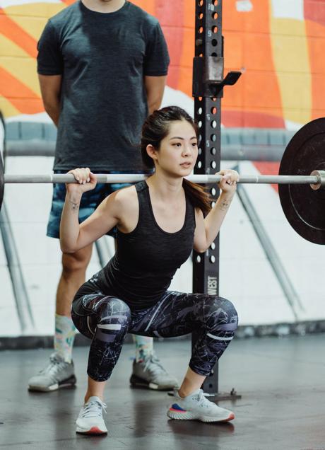 Mujer haciendo sentadillas/PEXELS