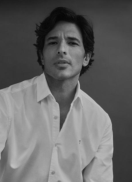 Andrés Velencoso con ropa de la colección de primavera de OOTO/OOTO
