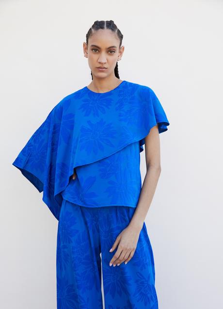 Conjunto jacquard de color azul, top 19,99 euros (antes 23,99 euros) y pantalón 19,99 euros.