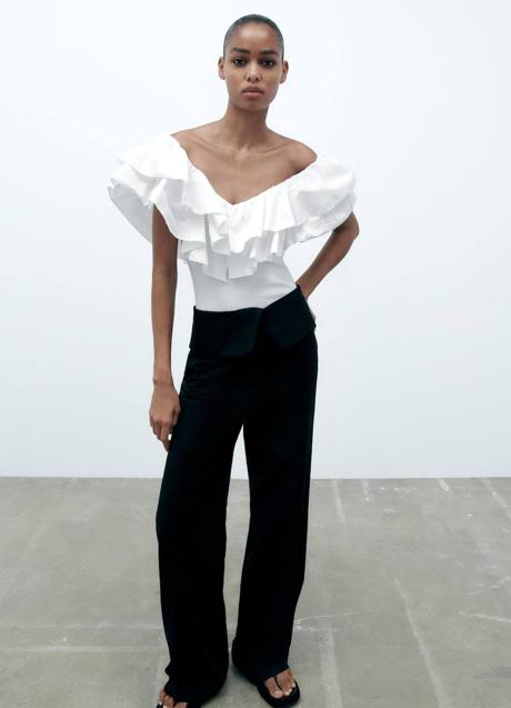 Body color blanco con detalle de volantes