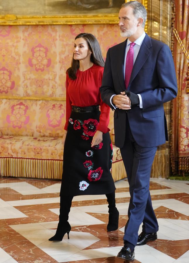 La reina Letizia completó el look con botas negras. / LIMITED PICTURES