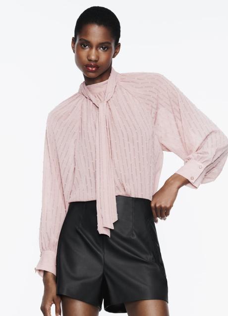 Blusa rosa de Zara (22,99 euros)