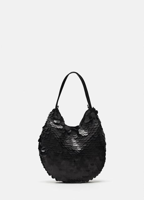 Bolso con lentejuelas de Zara (25,99 euros)