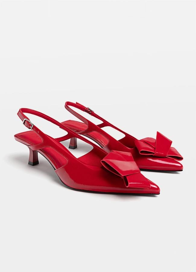 Slingback de color rojo de Stradivarius, 27,99 euros.