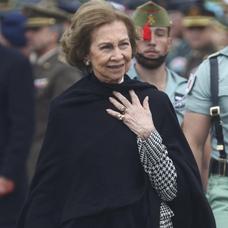 El perfecto look de entretiempo de la reina Sofía en Málaga: chaqueta de cuadros sobre camisa blanca