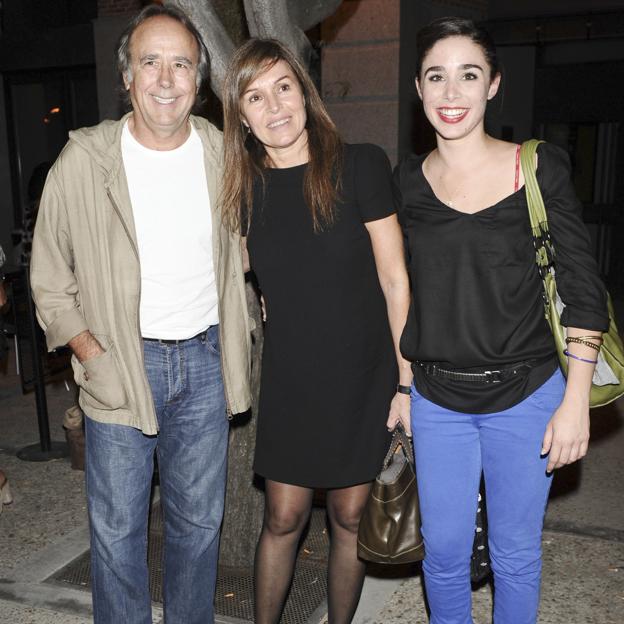 Serrat, junto a su mujer Candela Tiffón y su hija Candela Serrat. 