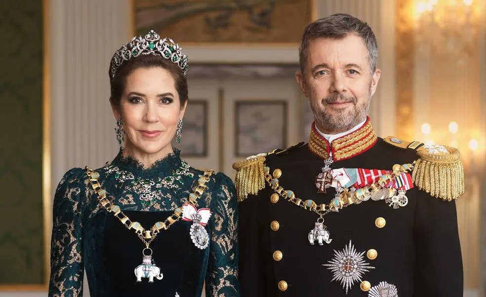 Federico y Mary de Dinamarca, juntos de nuevo: las joyas más espectaculares y el mensaje secreto en el broche de la reina