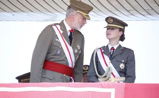 El rey Felipe explica a su hija las particularidades del acto de entrega de despachos, en la Academia General Básica de Suboficiales de Talarn, en Lleida. 