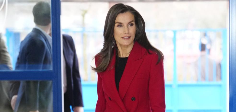 Letizia Tiene El Look De Lluvia Perfecto Traje De Hugo Boss Y Sus