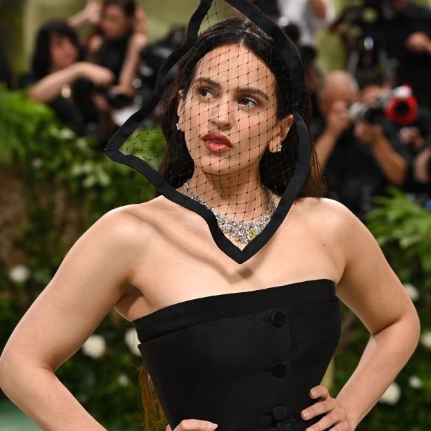 Entertainment news Celebrity gossip Movie and TV show updates Latest celebrity news Trending entertainment stories Rosalía en la alfombra roja de la Gala MET 2024. 