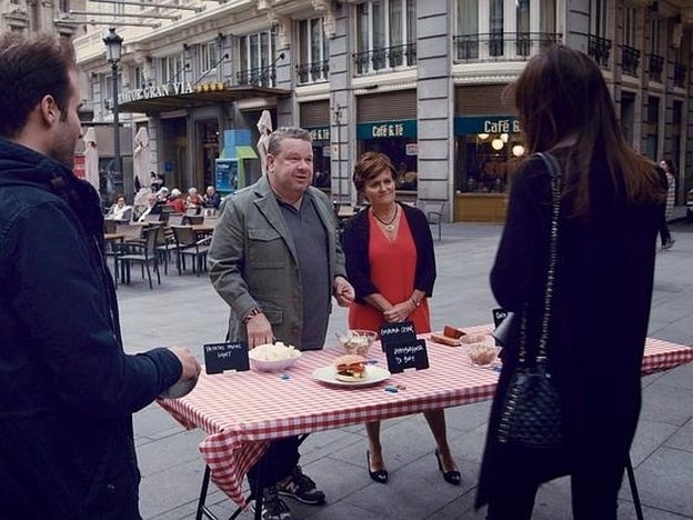 Alberto Chicote y Julia Álvarez, experta en nutrición, someten a un experimiento a un grupo de voluntarios./ANTENA 3