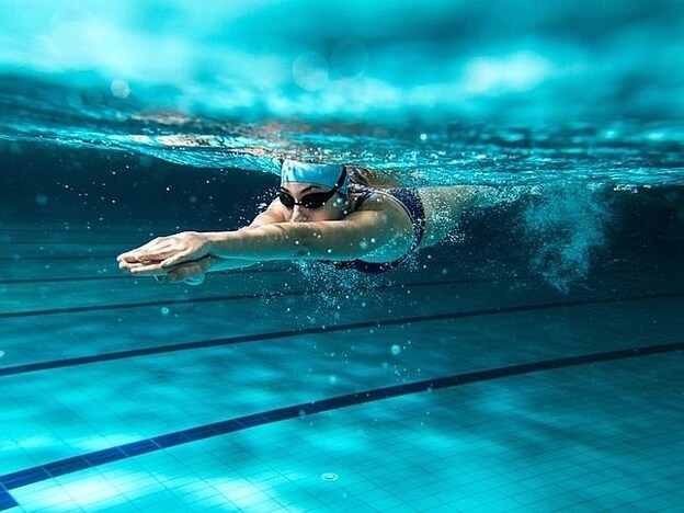 La natación es un deporte muy recomendado