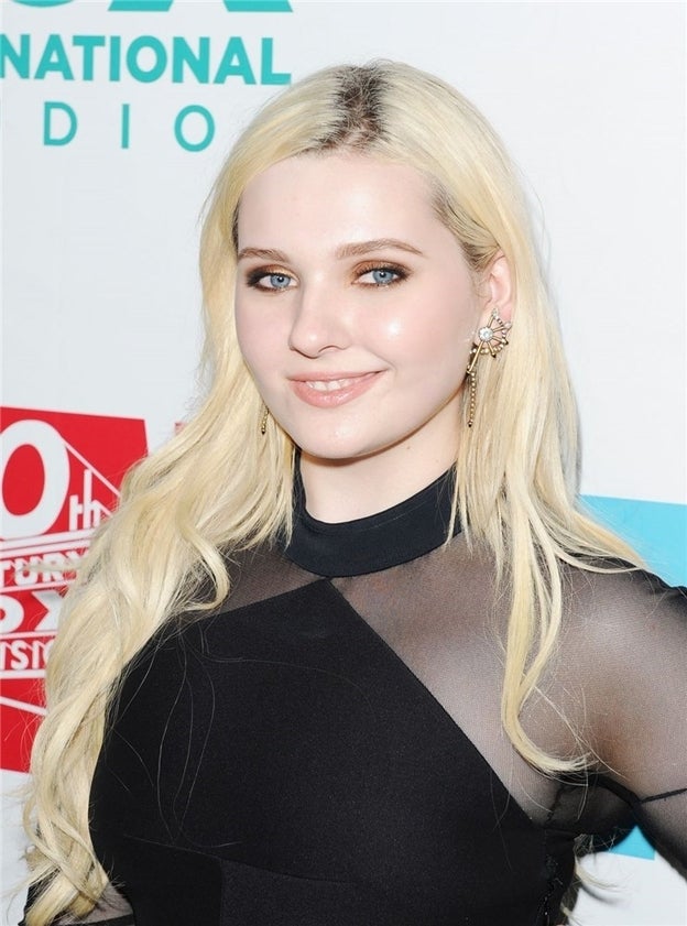 Abigail Breslin, la niña de 'Pequeña Miss Sunshine', destaca por su look angelical gracias a su piel de porcelana y su larga melena rubia./Mujerhoy