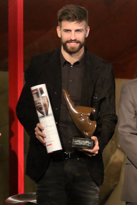 Gerard Piqué posa con su premio de mejor jugador catalán de 2015