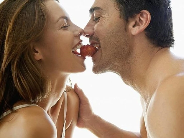 Comer junto a tu pareja es un placer, y más si compartes gustos con ella./Cordon Press