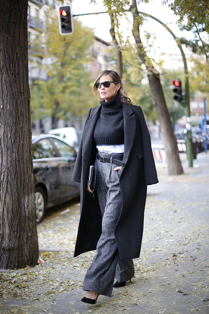 Look de Lady Addict con pantalón de espiga