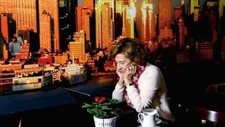 Julia Navarro con Nueva York de fondo