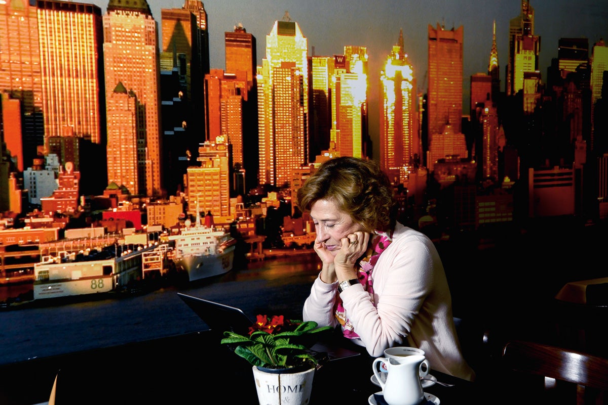 Julia Navarro con Nueva York de fondo