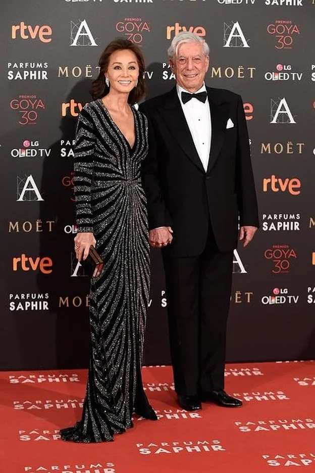 Isabel Preysler posa con Mario Vargas Llosa en la alfombra de los Premios Goya./gtres.