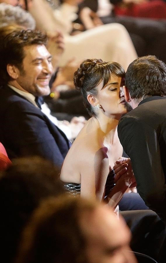 Los 'momentazos' de los Goya 2016: el beso de Penélope a Dani Rovira