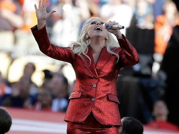 Lady Gaga fue la encargada de entonar el himno de EE.UU. antes de que arrancara el espectáculo de la Superbowl con este look./