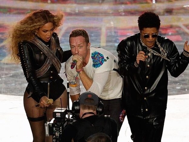 Beyoncé, Chris Martin (Coldplay) y Bruno Mars, en su actuación en el intermedio de la Superbowl.