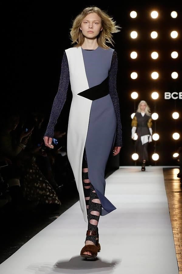 Desfile de BCBG Max Azria en Nueva York: vestido tricolor