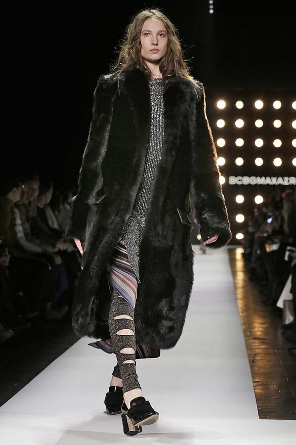 Desfile de BCBG Max Azria en Nueva York: abrigo