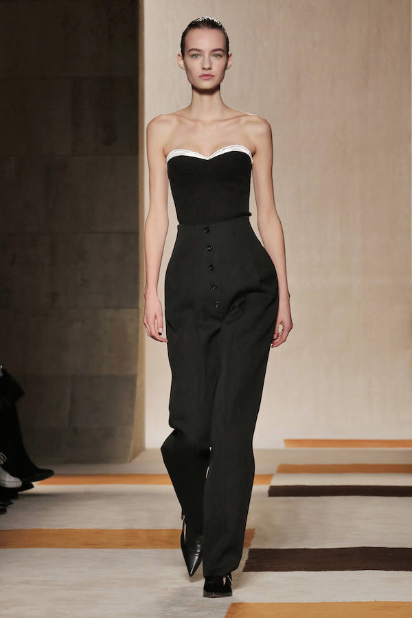 Victoria Beckham, fiel al estilo 'british' para el invierno de 2016