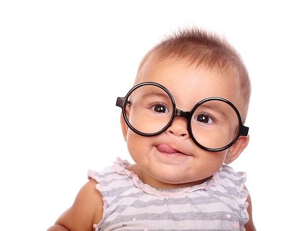 Bebé con gafas de pasta redondas/Fotolia