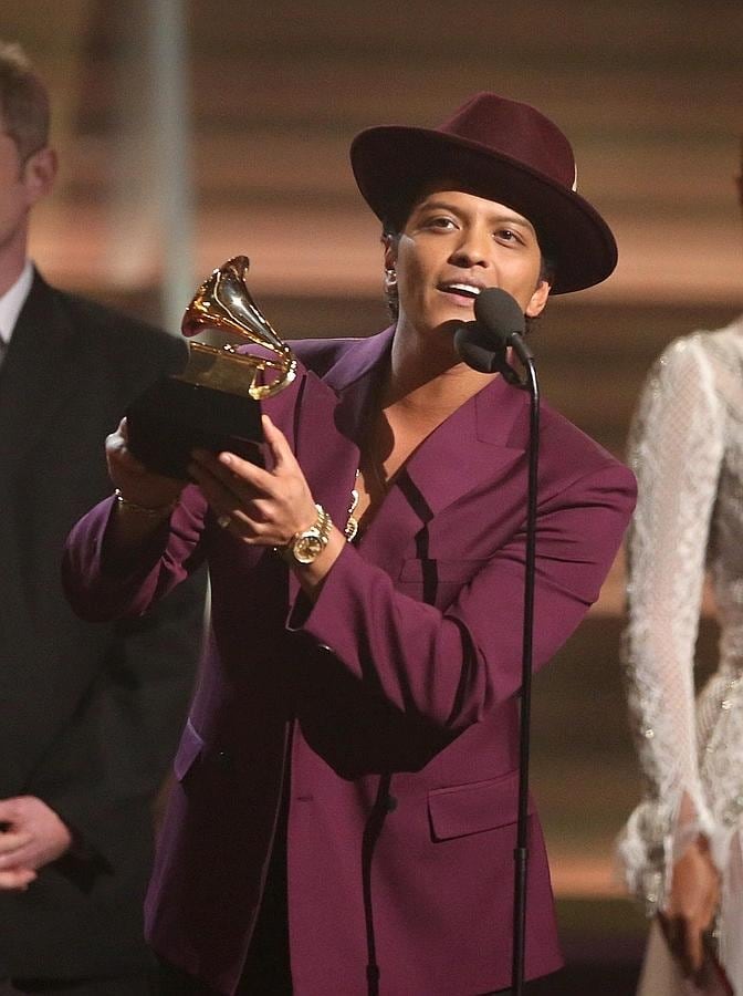 Premios Grammy 2016: Bruno Mars con su estatuilla